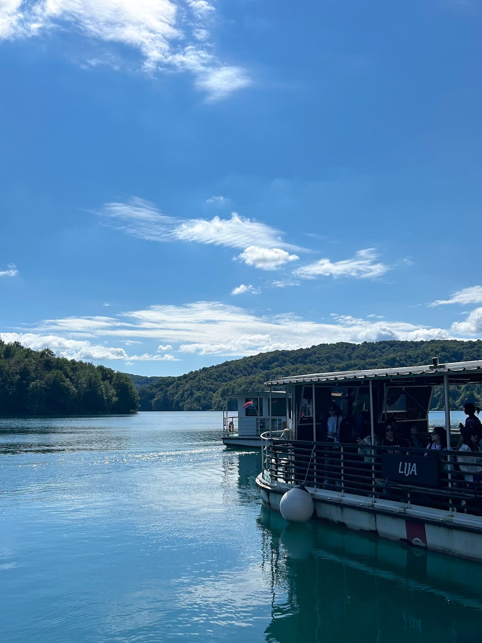 Barco en Lagos de Plitvice en Croacia