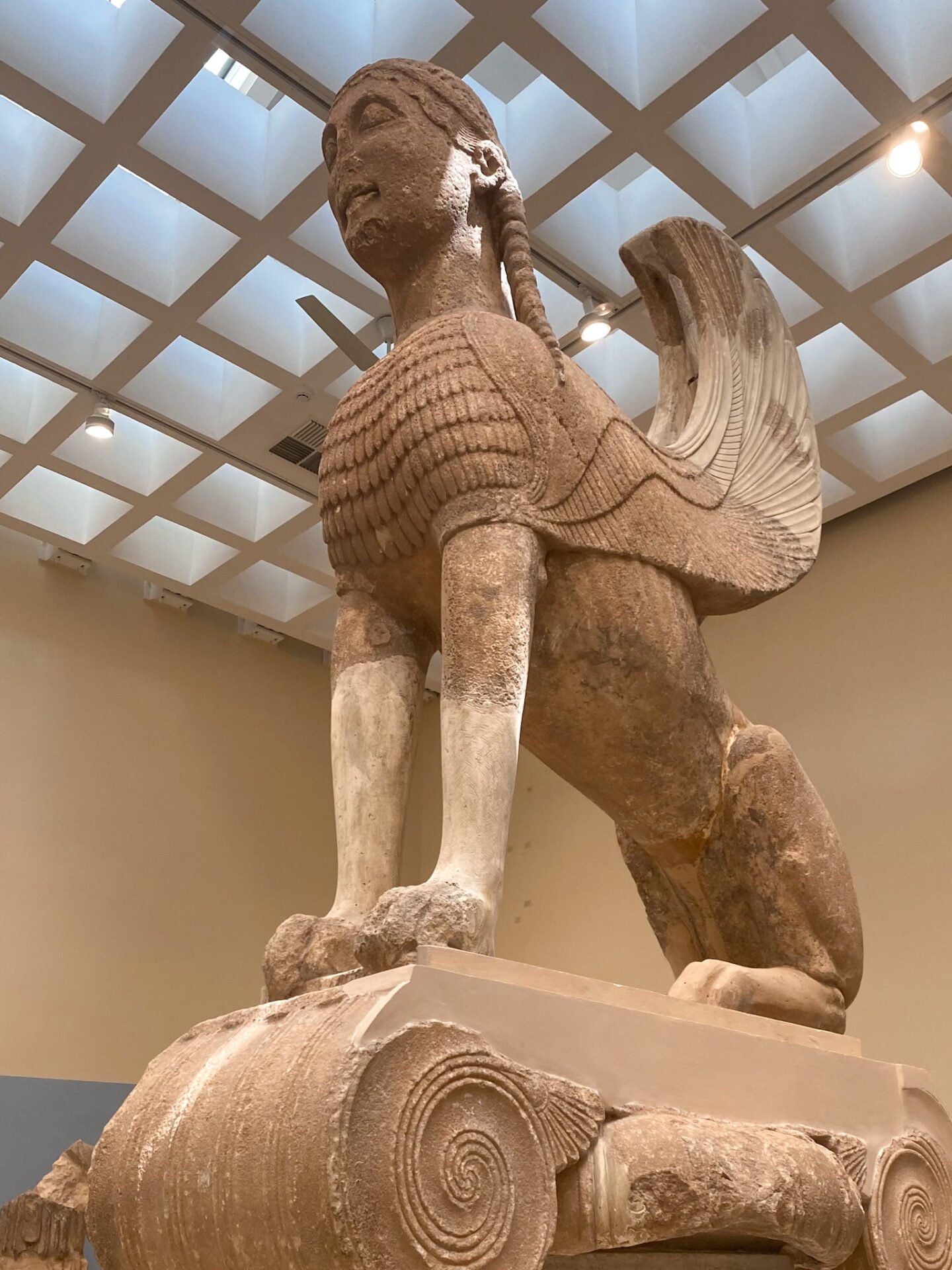 La esfinge de Naxos en el museo arqueológico de Delfos
